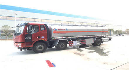 解放J6小三軸運(yùn)油車 高效可靠的燃油運(yùn)輸專家
